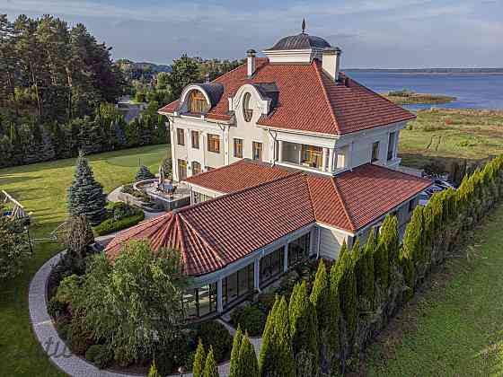 Izīrē respektablu, labiekārtotu, mēbelētu neoklasicisma stilā celtu privātmāju vienā no Mežaparka pe Rīga