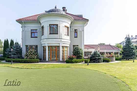 Izīrē respektablu, labiekārtotu, mēbelētu neoklasicisma stilā celtu privātmāju vienā no Mežaparka pe Rīga