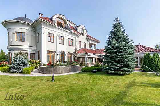 Izīrē respektablu, labiekārtotu, mēbelētu neoklasicisma stilā celtu privātmāju vienā no Mežaparka pe Rīga