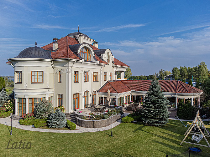 Izīrē respektablu, labiekārtotu, mēbelētu neoklasicisma stilā celtu privātmāju vienā no Rīga - foto 2