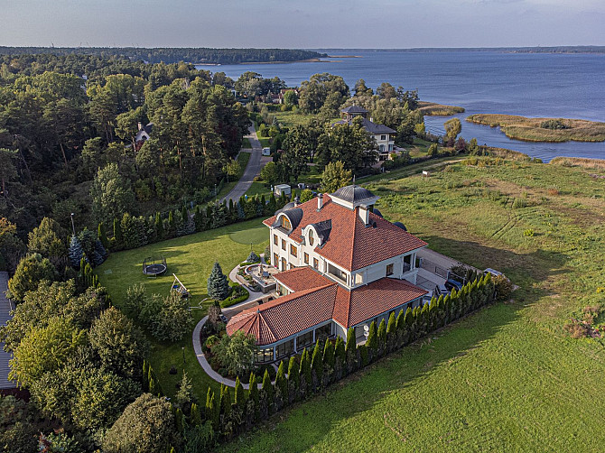 Izīrē respektablu, labiekārtotu, mēbelētu neoklasicisma stilā celtu privātmāju vienā no Rīga - foto 3