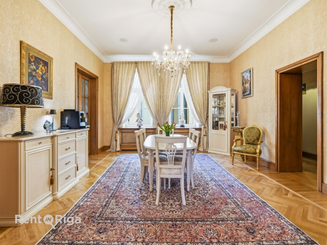 Izsmalcināts franču stila dzīvoklis vēstniecību rajonā ar privāto garāžu.   Šis īpašums Rīga - foto 1