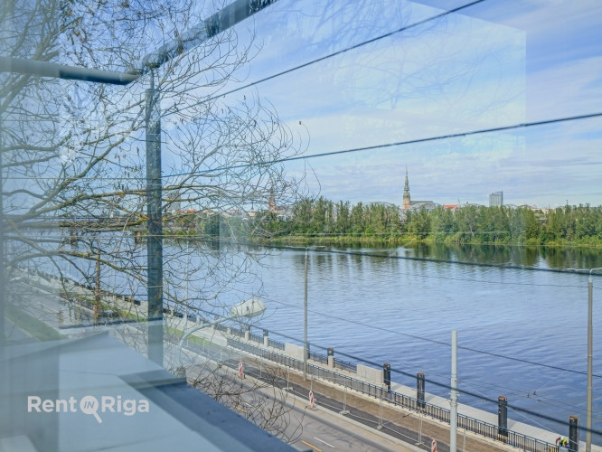 B klases birojs ar panorāmas skatu uz Daugavu  Mūkusalas ielā.  Iznomā mūsdienīgas B klases Rīga - foto 1