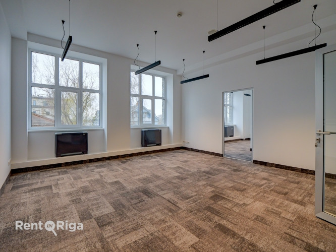 B klases birojs ar panorāmas skatu uz Daugavu  Mūkusalas ielā.  Iznomā mūsdienīgas B klases Rīga - foto 5