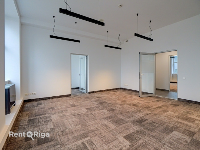 B klases birojs ar panorāmas skatu uz Daugavu  Mūkusalas ielā.  Iznomā mūsdienīgas B klases Rīga - foto 8