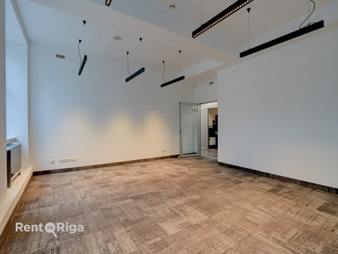 B klases birojs ar panorāmas skatu uz Daugavu  Mūkusalas ielā.  Iznomā mūsdienīgas B klases Rīga - foto 9