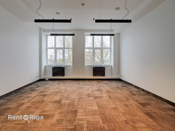 B klases birojs ar panorāmas skatu uz Daugavu  Mūkusalas ielā.  Iznomā mūsdienīgas B klases Rīga - foto 3