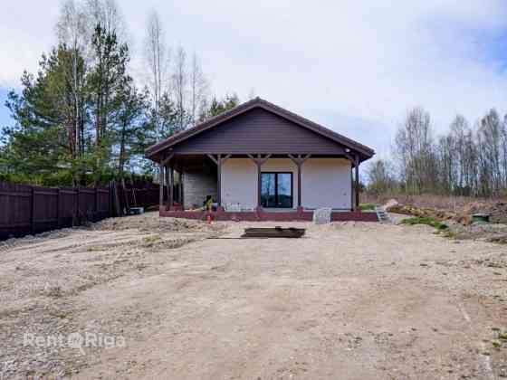 Сдаётся в аренду новый дом недалеко от центра Кекавы!  Предлагается светлый и Ķekavas pagasts
