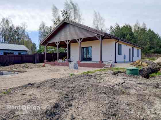 Сдаётся в аренду новый дом недалеко от центра Кекавы!  Предлагается светлый и Ķekavas pagasts