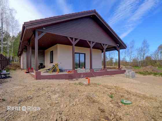 Сдаётся в аренду новый дом недалеко от центра Кекавы!  Предлагается светлый и Ķekavas pagasts