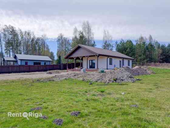 Сдаётся в аренду новый дом недалеко от центра Кекавы!  Предлагается светлый и Ķekavas pagasts