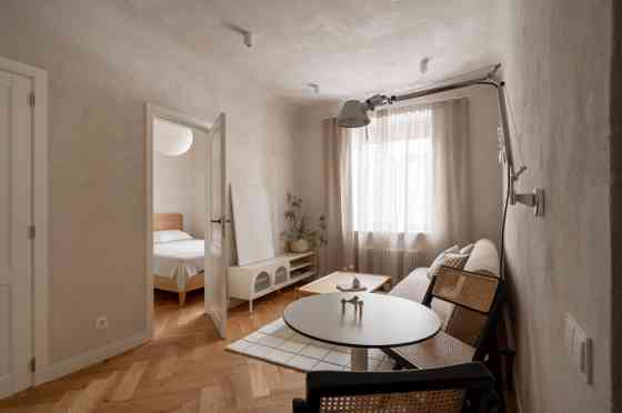 Tiek piedāvāts ilgtermiņa īrei 2 istabu dzīvoklis renovētā Jūgendstila ēkā Grīziņa Nami, kas būvēta  Rīga