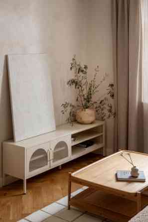 Tiek piedāvāts ilgtermiņa īrei 2 istabu dzīvoklis renovētā Jūgendstila ēkā Grīziņa Nami, kas būvēta  Rīga