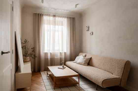 Tiek piedāvāts ilgtermiņa īrei 2 istabu dzīvoklis renovētā Jūgendstila ēkā Grīziņa Nami, kas būvēta  Rīga