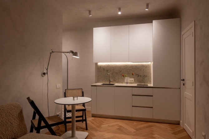 Tiek piedāvāts ilgtermiņa īrei 2 istabu dzīvoklis renovētā Jūgendstila ēkā Grīziņa Rīga - foto 5