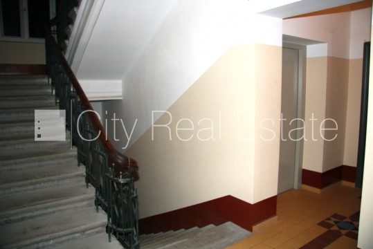 Fasādes māja, ieeja no ielas, ir lifts, kāpņu telpa pēc kapitālā remonta, guļamistabu Rīga - foto 19