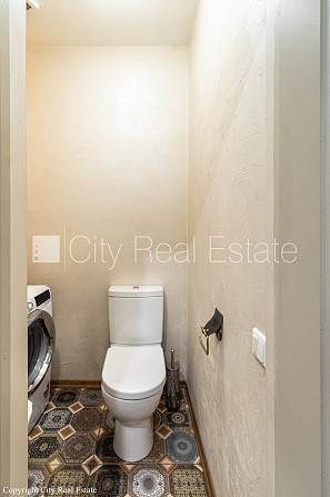 Fasādes māja, ieeja no ielas, ir lifts, kāpņu telpa pēc kapitālā remonta, guļamistabu Rīga - foto 18