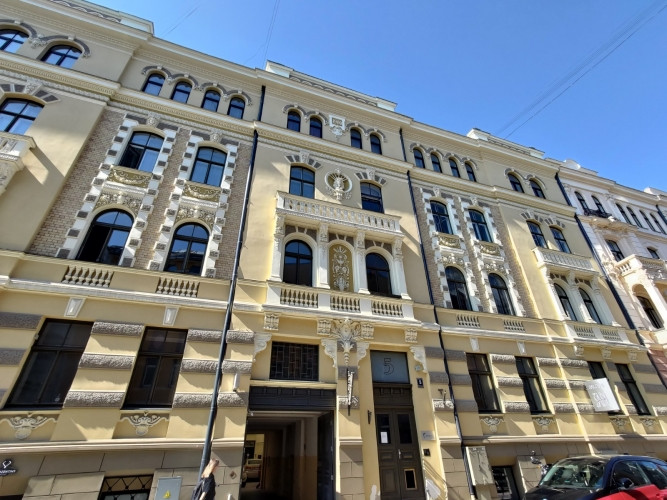 Stilīgs dzīvoklis pilsētas Klusajā centrā, vēstniecību rajonā, renovētā jūgendstila Rīga - foto 1