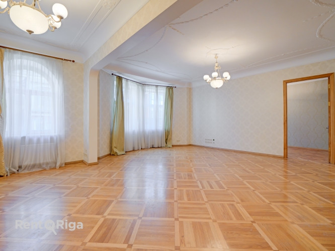 Elegants 4-istabu dzīvoklis Baznīcas ielā Pārdod plašu, gaišu un saulainu 4-istabu dzīvokli Rīga - foto 1