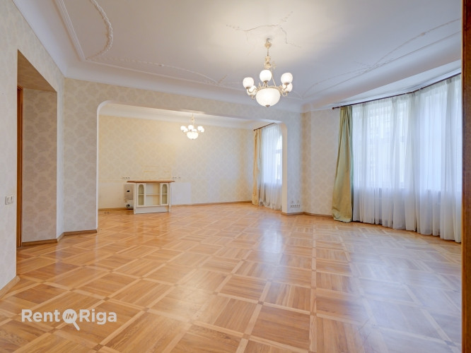 Elegants 4-istabu dzīvoklis Baznīcas ielā Pārdod plašu, gaišu un saulainu 4-istabu dzīvokli Rīga - foto 2