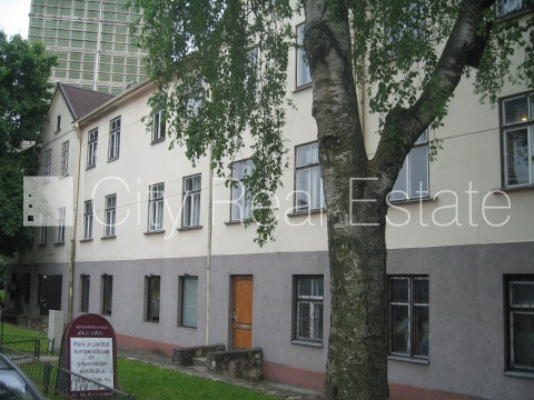 Fasādes māja, šīfera jumta segums, labiekārtots apzaļumots pagalms, iežogota teritorija, Rīga - foto 1