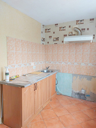 Fasādes māja, ķieģeļu mūra sienas, labiekārtots apzaļumots pagalms, kāpņu telpa pēc Tukums un novads - foto 9