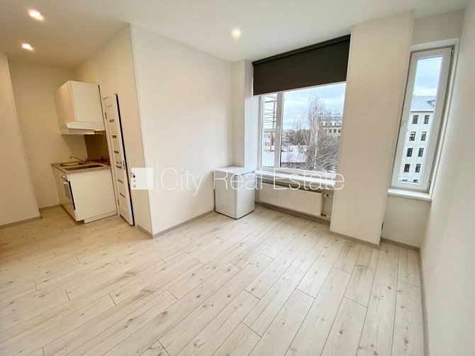 Fasādes māja, renovēta māja, ieeja no ielas, ir lifts, kāpņu telpa pēc kapitālā remonta, Rīga - foto 1