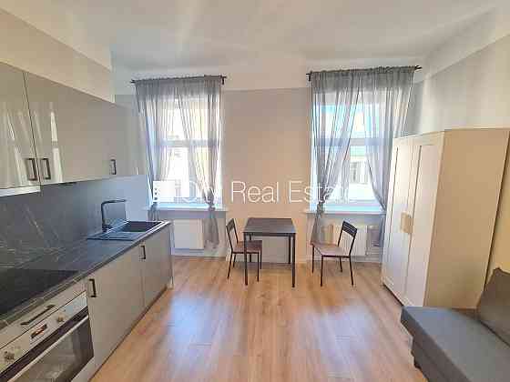 Здание во дворе, фасадный дом, закрытый двор, вход с улицы и со двора, лифт, Rīga