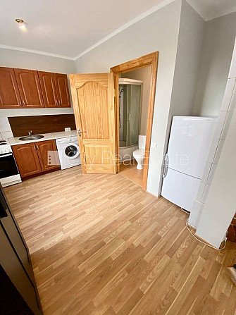 Pagalma ēka, slēgts pagalms, kāpņu telpa pēc kosmētiskā remonta, studio tipa, virtuve Rīga - foto 3