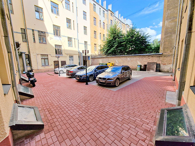 Pagalma ēka, renovēta māja, slēgts pagalms, ieeja no ielas un pagalma, kāpņu telpa pēc Rīga - foto 16