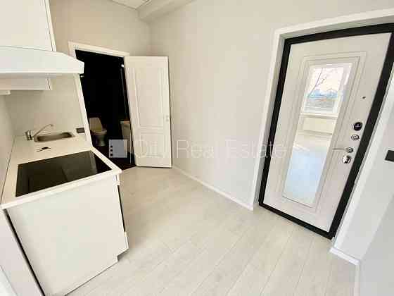 Новостройка, фасадный дом, вход с улицы, лифт, лестничная клетка после Rīga