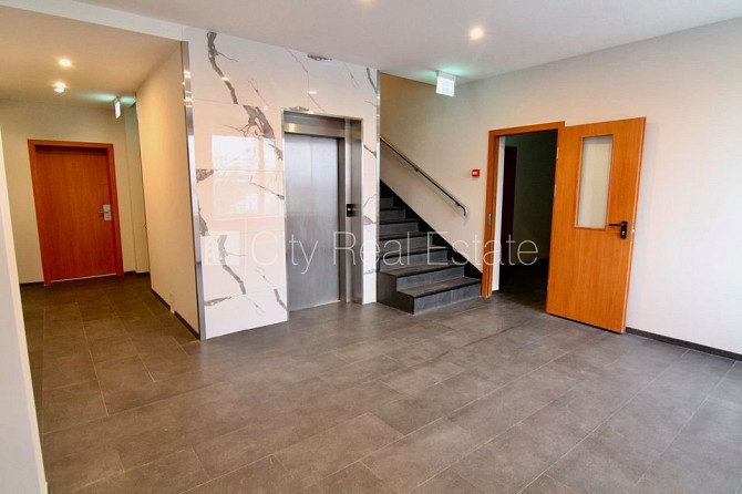 Jaunceltne, fasādes māja, ieeja no ielas, ir lifts, kāpņu telpa pēc kapitālā remonta, jumta Rīga - foto 11