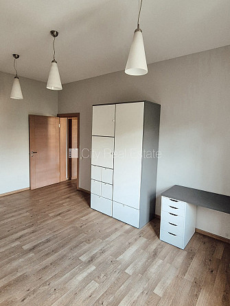 Fasādes māja, slēgts pagalms, ieeja no ielas, logi vērsti mājas abās pusēs, istabas Rīga - foto 20