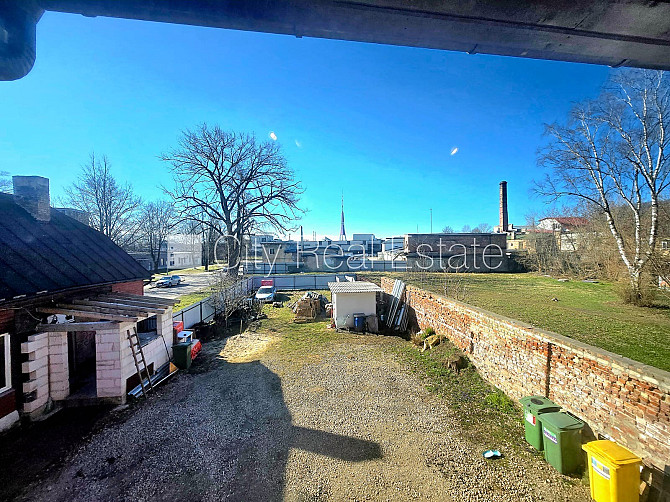 Pagalma māja, iežogota teritorija ar koka sētu, logi vērsti uz pagalma pusi, gāzes apkure, Rīga - foto 13