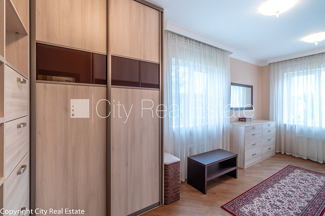 Privātmāja, bruģēts piebraucamais ceļš, automātiska zālāja laistīšanas sistēma, slēgts Rīga - foto 17