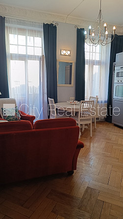 Fasādes māja, renovēta māja, ir lifts, kāpņu telpa pēc kapitālā remonta, balkons, logi Rīga - foto 1