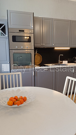 Fasādes māja, renovēta māja, ir lifts, kāpņu telpa pēc kapitālā remonta, balkons, logi Rīga - foto 14