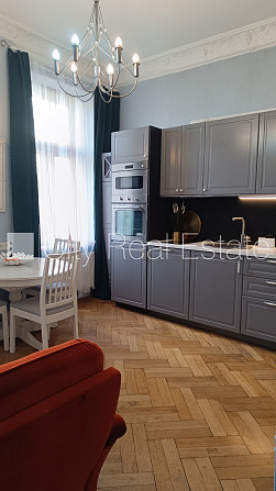Fasādes māja, renovēta māja, ir lifts, kāpņu telpa pēc kapitālā remonta, balkons, logi Rīga - foto 16