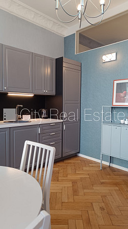 Fasādes māja, renovēta māja, ir lifts, kāpņu telpa pēc kapitālā remonta, balkons, logi Rīga - foto 15