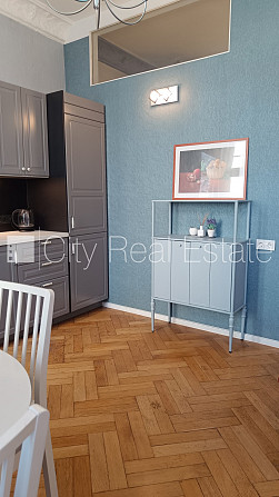 Fasādes māja, renovēta māja, ir lifts, kāpņu telpa pēc kapitālā remonta, balkons, logi Rīga - foto 17