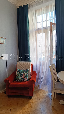 Fasādes māja, renovēta māja, ir lifts, kāpņu telpa pēc kapitālā remonta, balkons, logi Rīga - foto 4