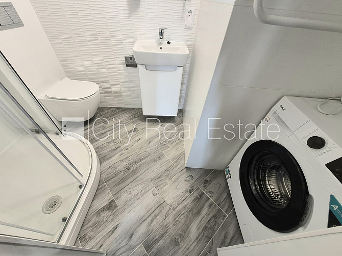 Renovēta māja, beletāža, ir lifts, kāpņu telpa pēc kapitālā remonta, viena istaba Rīga - foto 10