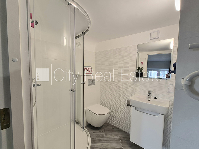 Renovēta māja, beletāža, ir lifts, kāpņu telpa pēc kapitālā remonta, viena istaba Rīga - foto 11