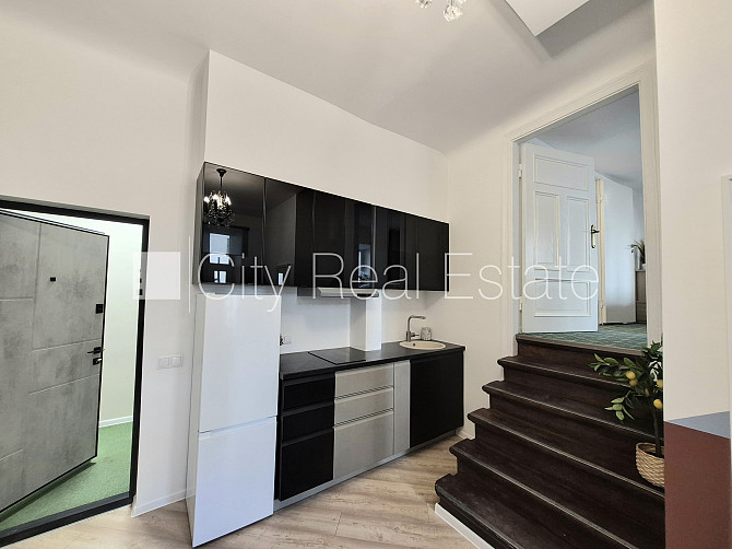 Renovēta māja, beletāža, ir lifts, kāpņu telpa pēc kapitālā remonta, viena istaba Rīga - foto 5