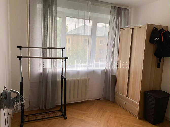 Pagalma māja, labiekārtota apzaļumota teritorija, bezmaksas stāvvieta pagalmā, viena istaba Rīga - foto 13