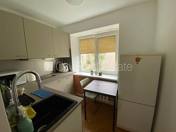 Pagalma māja, labiekārtota apzaļumota teritorija, bezmaksas stāvvieta pagalmā, viena istaba Rīga - foto 15