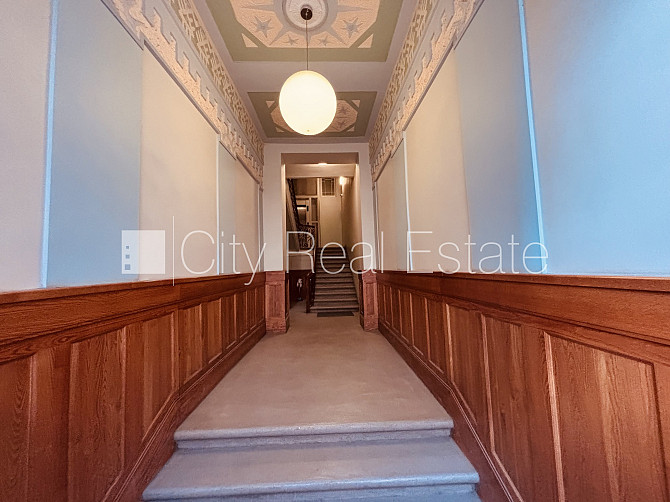 Fasādes māja, ieeja no ielas, ir lifts, kāpņu telpa pēc kapitālā remonta, balkons, istabas Rīga - foto 13