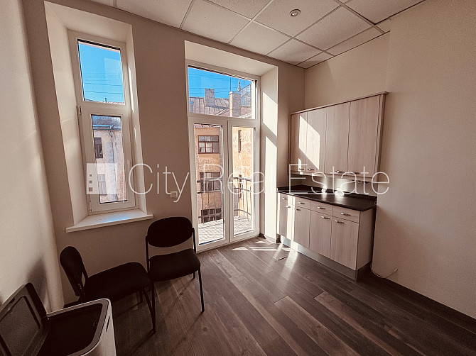 Fasādes māja, ieeja no ielas, ir lifts, kāpņu telpa pēc kapitālā remonta, balkons, istabas Rīga - foto 12