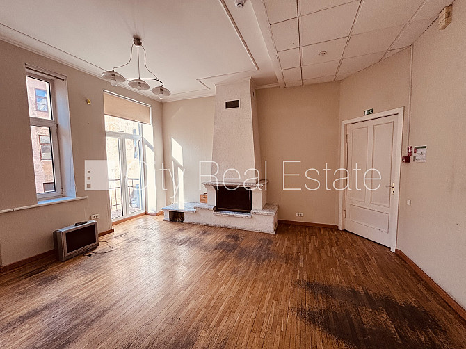 Fasādes māja, ieeja no ielas, ir lifts, kāpņu telpa pēc kapitālā remonta, balkons, istabas Rīga - foto 1