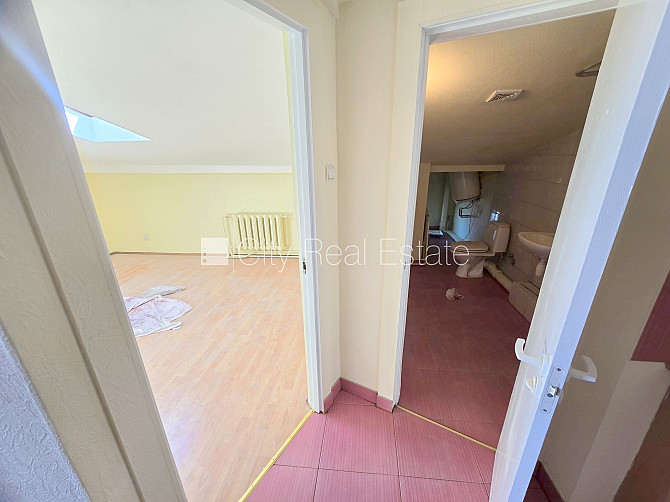 Pagalma ēka, renovēta māja, slēgts pagalms, vieta automašīnai, ieeja no pagalma, mansards, Rīga - foto 12